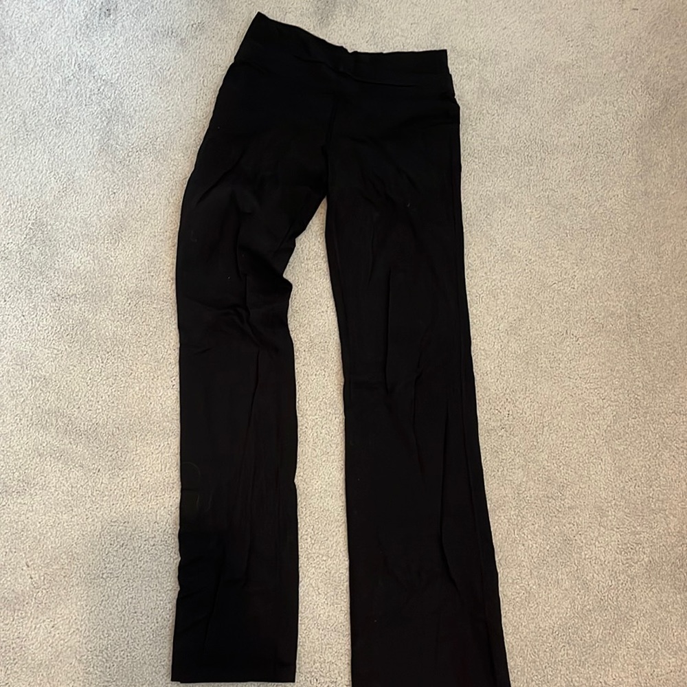 black lulu yoga pants